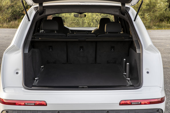 Audi Q7 TFSI E Quattro Luggage compartment